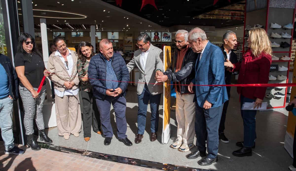 Corte de Cinta apertura de tienda con Autoridades: De izquierda a derecha:   -Nereida Calero - Vicepresidenta 4ª del Cabildp de Fuerteventura -	Paloma Hernández - Senadora por la Isla de Fuerteventura -	Matías Fidel Peña - Alcalde de Antigua -	Dhiraj Chhabria, Presidente y CEO de Fund Grube -	Sr. Manu Chhabria, Fundador de Fund Grube -	Grupo Propietario del edificio Juan Carlos Brome Cubillo de la empresa Impulsora de Comercio y Desarrollo S.L. -	Deepak Chhabria Consejero delegado de Fund Grube