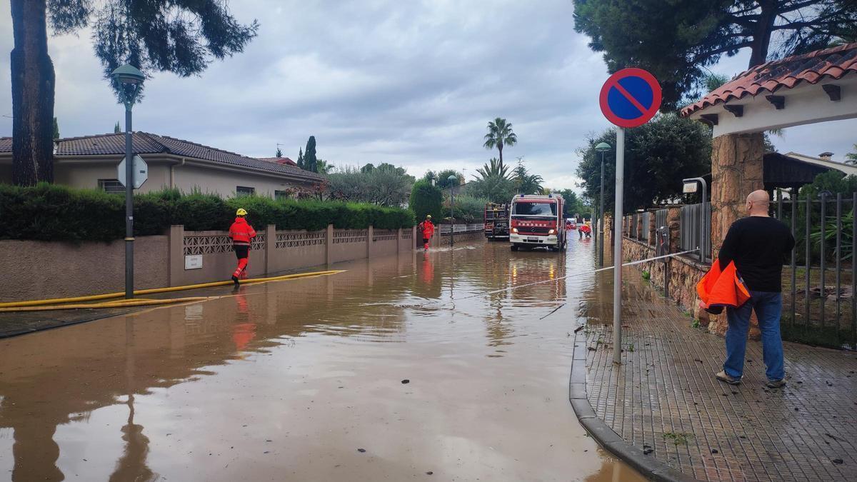 Estado de una de las calles de la urbanización de La Móra, en Tarragona.