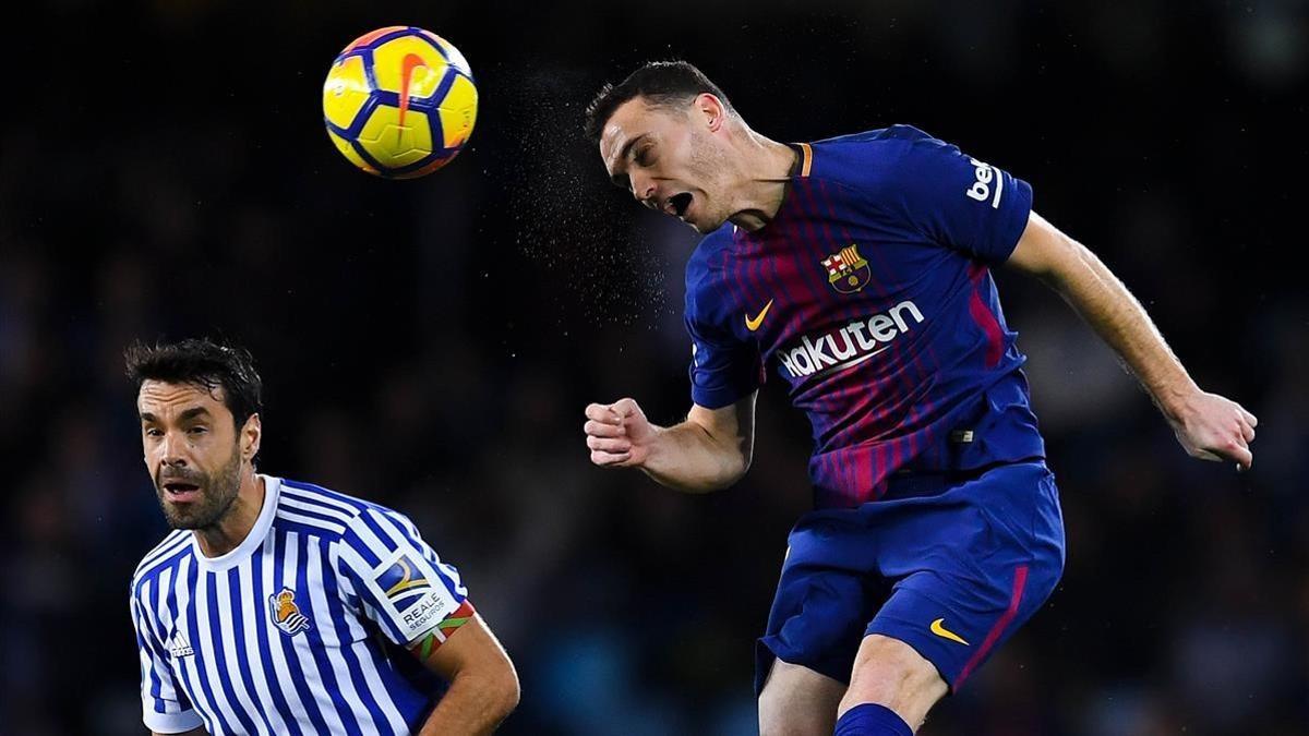 Vermaelen despeja un balón de cabeza ante Xavi Prieto, en el partido de Liga ante la Real Sociedad jugado en Anoeta el pasado domingo