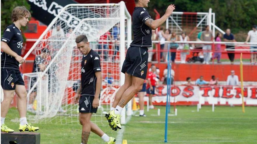 Luis Hernández efectúa un salto durante un ejercicio en la sesión de trabajo.