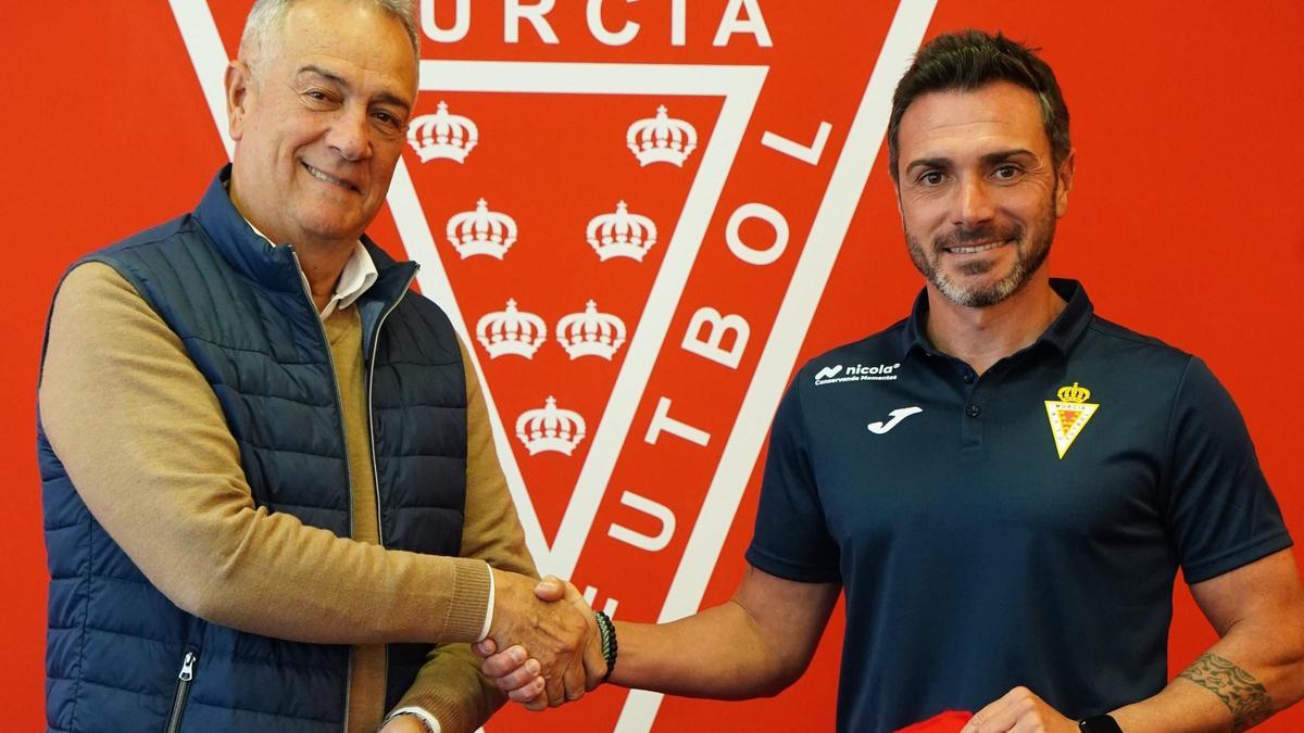 Felipe Moreno junto a Adrián Colunga, entrenador del Real Murcia.