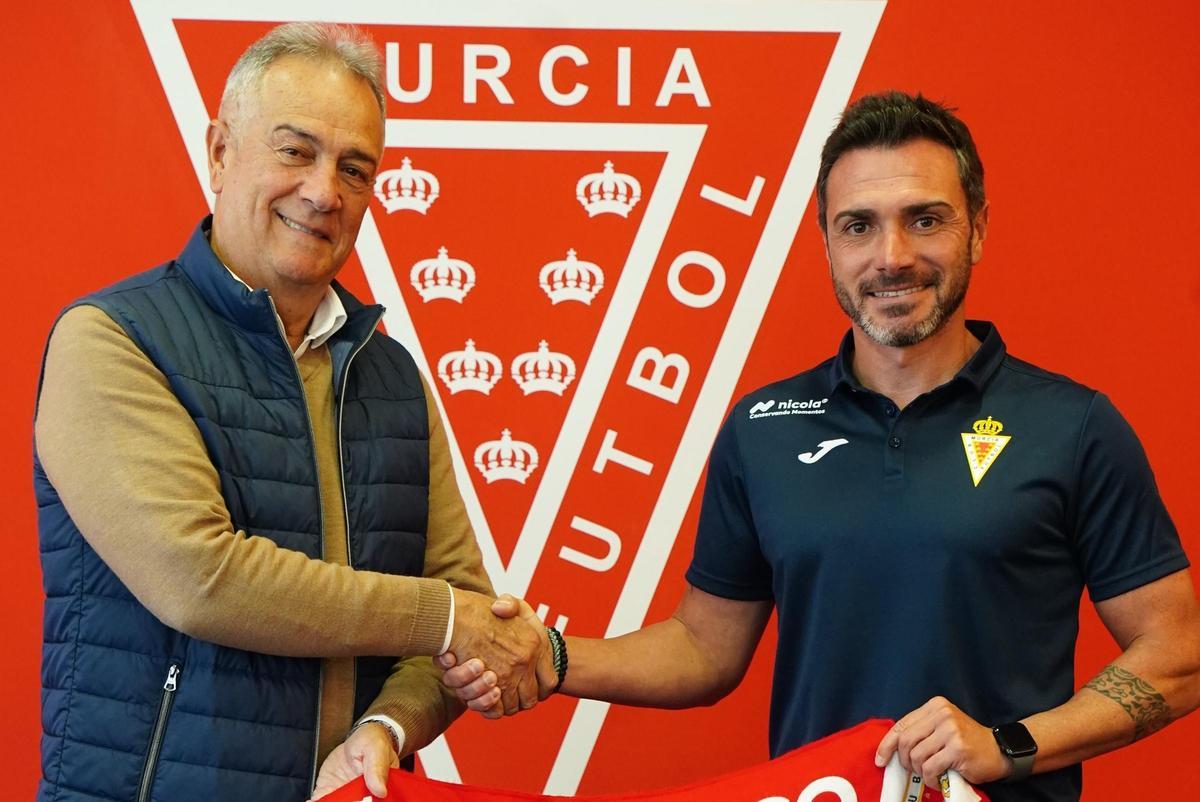 Felipe Moreno junto a Adrián Colunga, entrenador del Real Murcia.