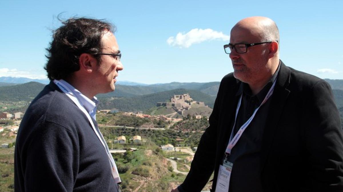 Josep Rull (izquierda) y el diputado Lluís Corominas conversan este sábado en Cardona, con el castillo al fondo.