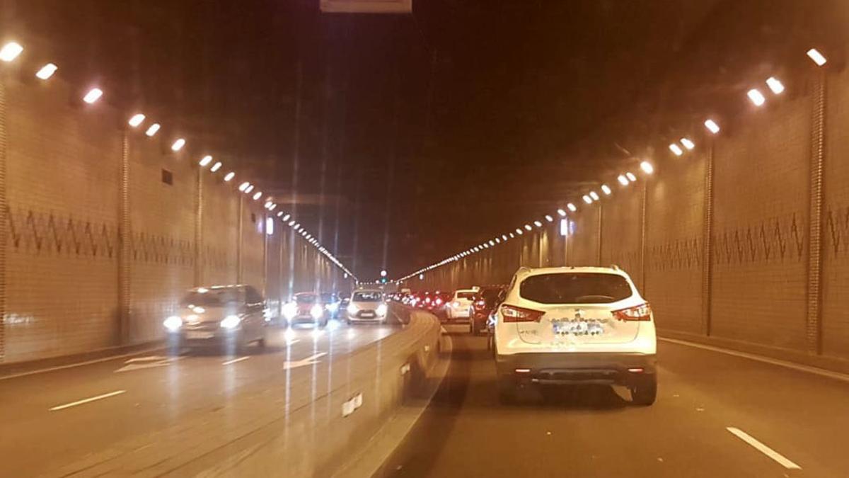 Imagen del atasco en el interior del túnel