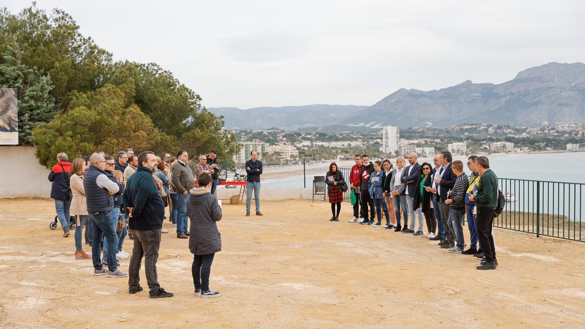 Los asistentes a la presentación de la guía en l&#039;Alfàs.