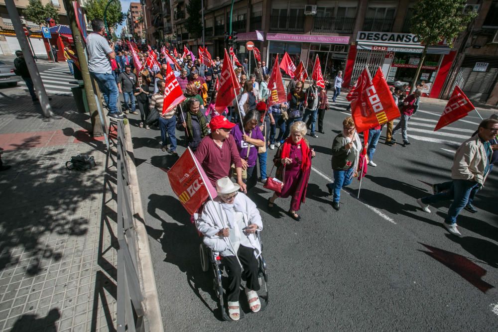 La manifestación del Día del Trabajador recorre las calles ilicitanas y exige al Gobierno derogar la reforma laboral