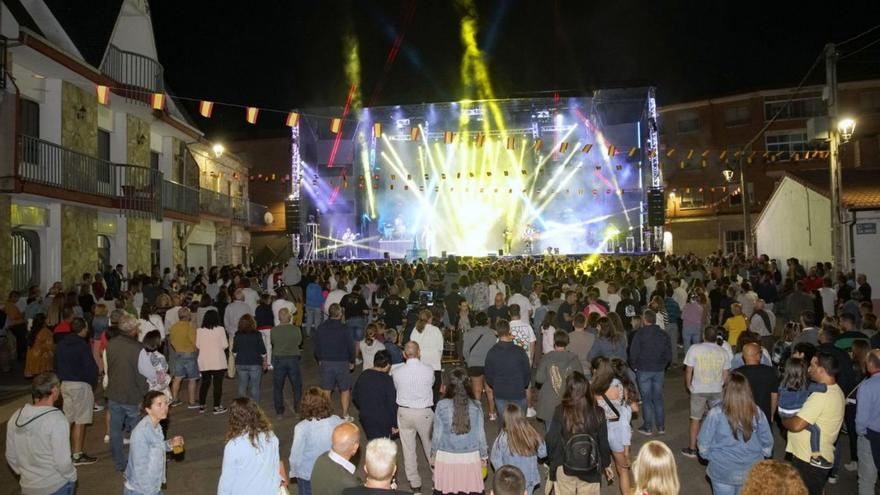 Verbenas en la nueva ubicación de la Plaza Alcalde Tomás Carrión de Alcañices y la misa celebrada ayer en honor a Nuestra Señora. | |  CH. S.