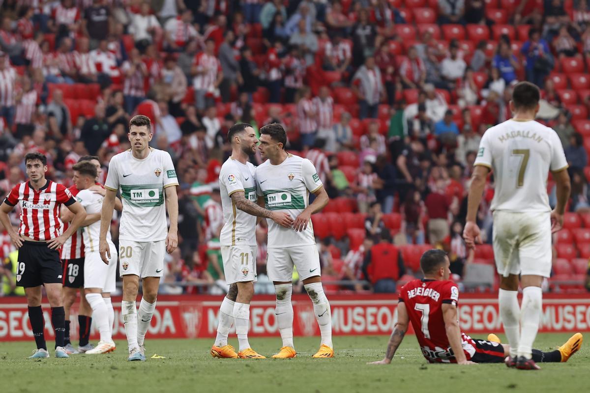 BILBAO, 28/05/2023.- Los jugadores del Elche celebran su victoria en el encuentro correspondiente a la jornada 37 que han disputado hoy domingo frente al Athletic Club en el estadio San Mamés, en Bilbao. EFE/Miguel Toña.