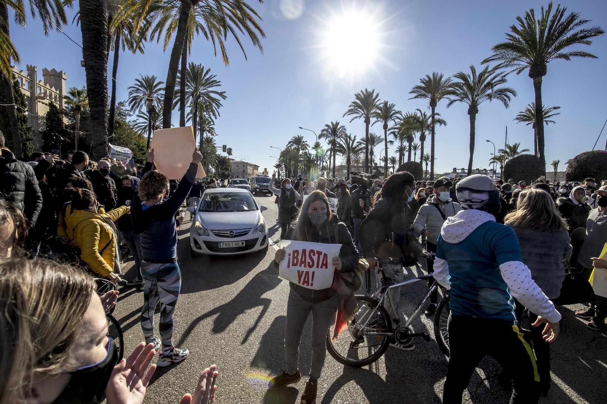 Un millar de restauradores cortan las Avenidas en su protesta ilegal por las restricciones