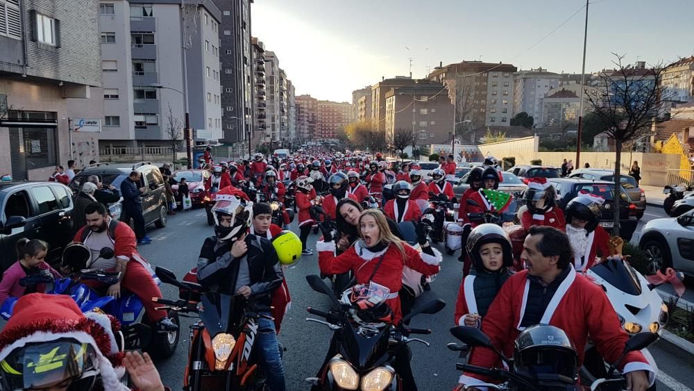 Un año más los papanoeles recorren las calles de Vigo, en un evento organizado por Moto Club Galicia y Revista Motera