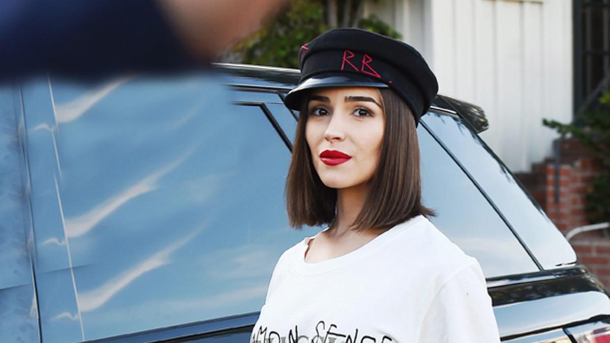 Olivia Culpo con un look lleno de detalles en rojo