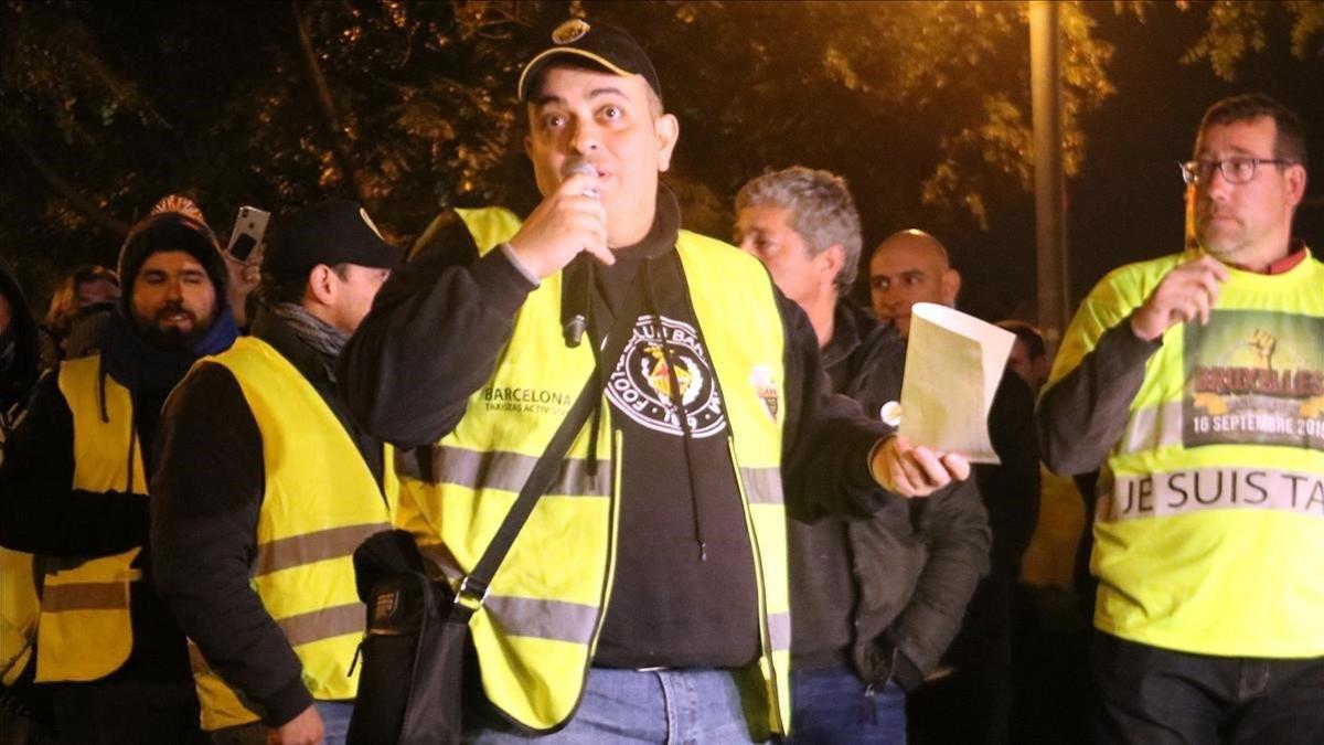 Tito Álvarez, portavoz de Élite Taxi, dirigiéndose a sus compañeros tras la reunión.