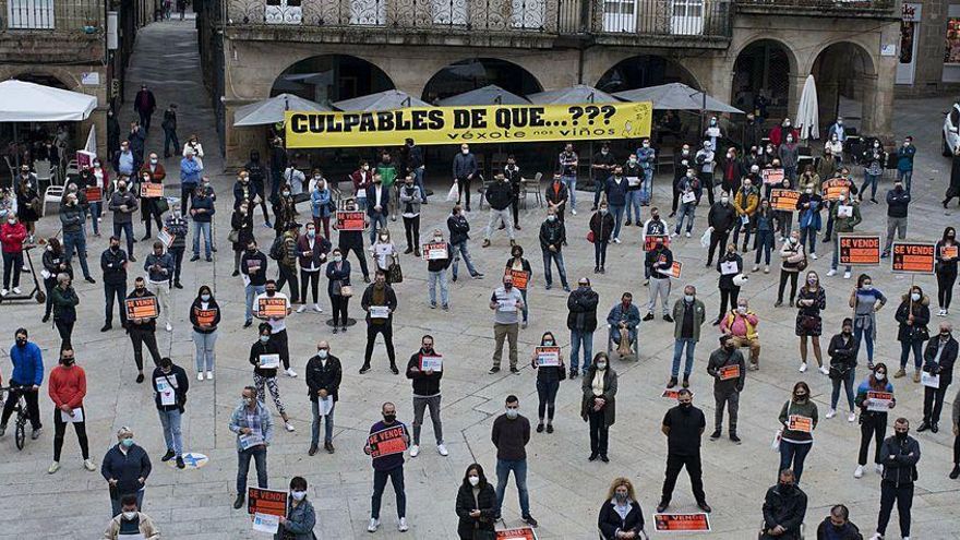 Hosteleros de Ourense ayer en la manifestación en la Plaza Mayor bajo el lema "¿Culpables de qué?".