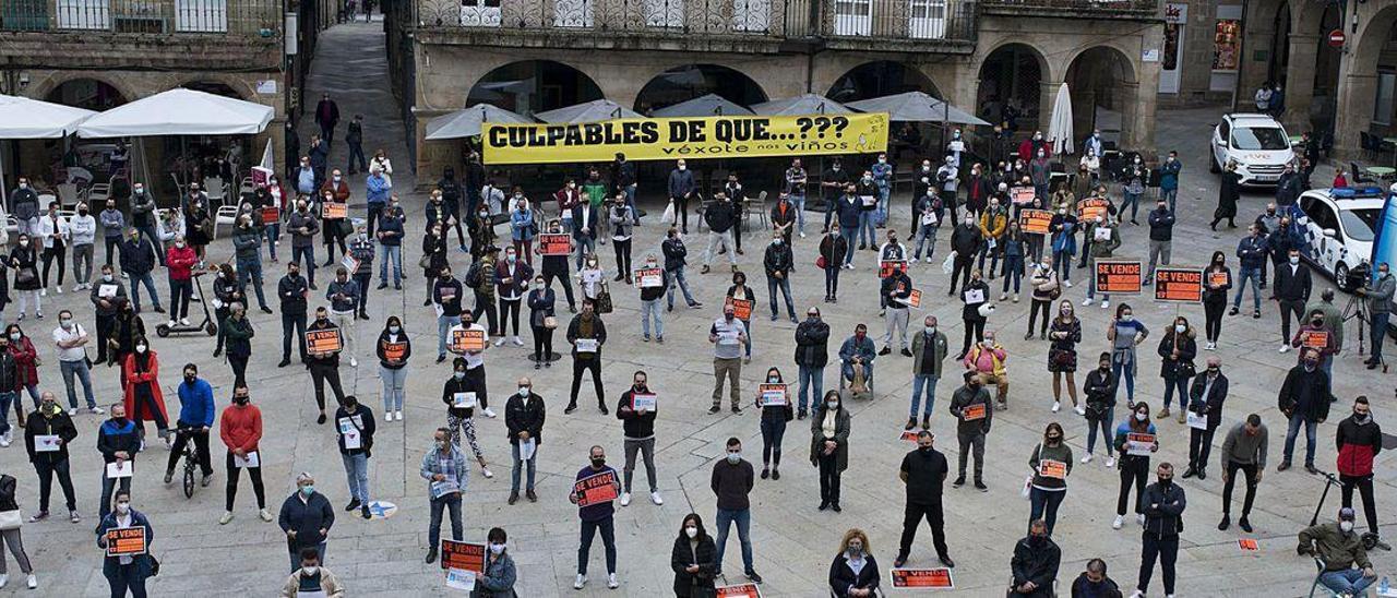 Hosteleros de Ourense ayer en la manifestación en la Plaza Mayor bajo el lema &quot;¿Culpables de qué?&quot;.