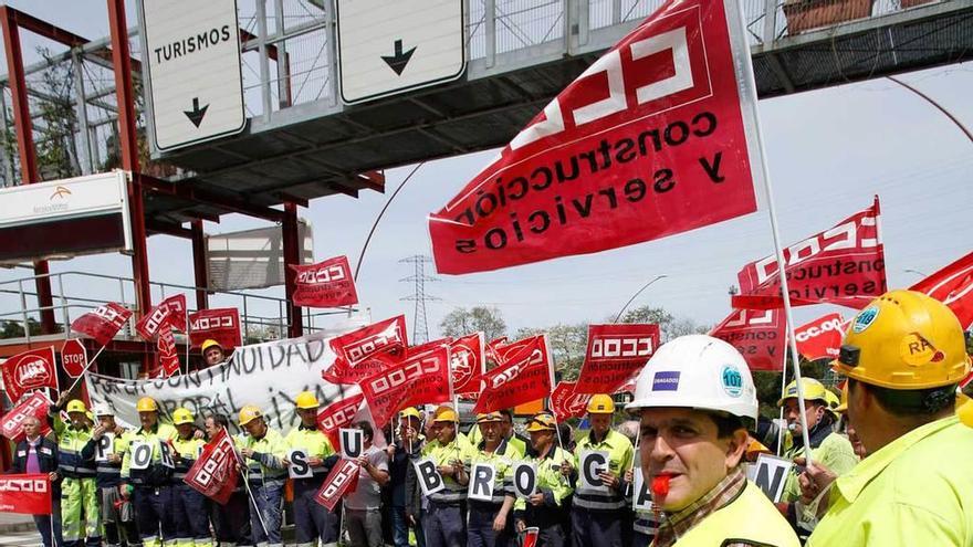 Trabajadores de Dragados, ayer, a la entrada de Arcelor en Trasona.