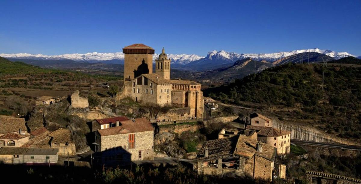 La localidad de Abizanda, en lo alto de un cerro, ofrece impresionantes vistas del Embalse de El Grado y el Pirineo.