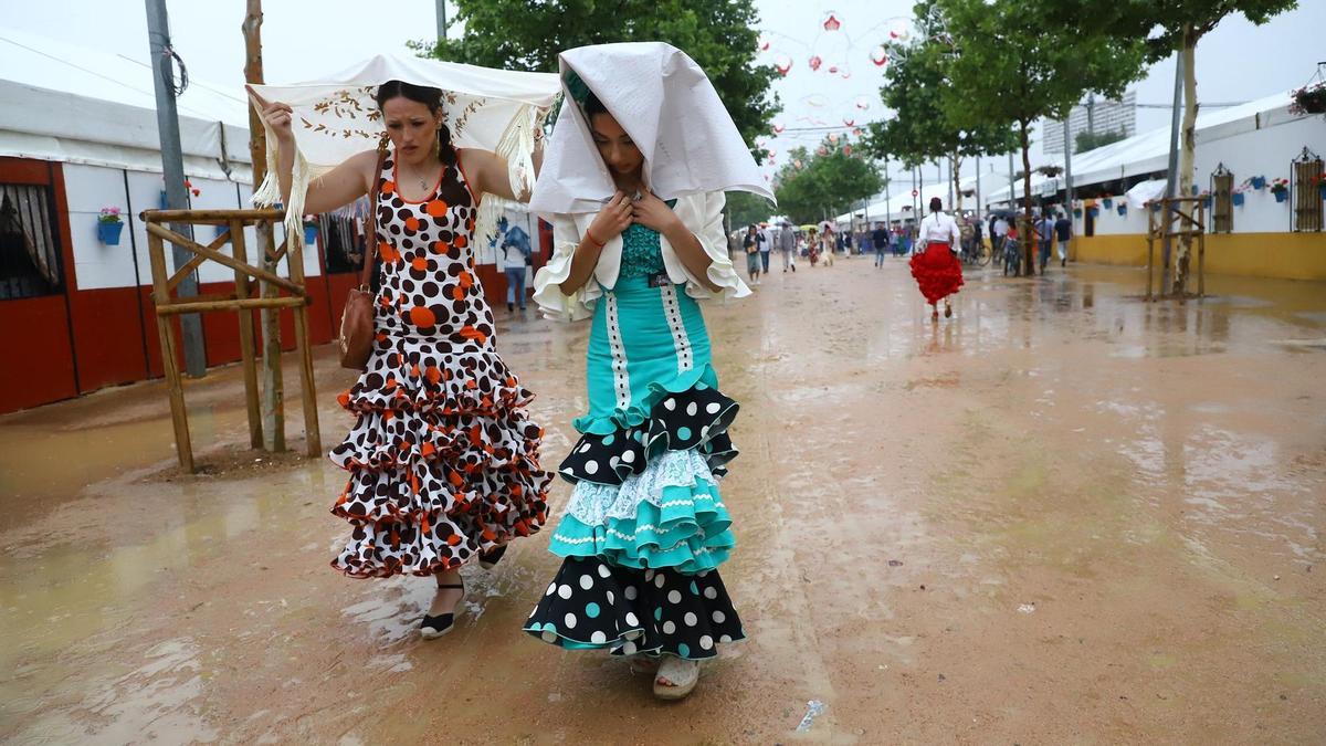 La lluvia obligó a buscar soluciones para taparse en El Arenal.