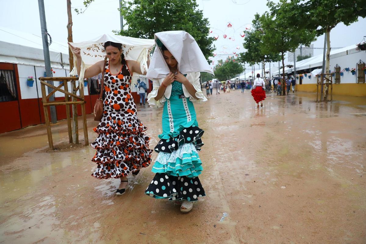 La lluvia obligó a buscar soluciones para taparse en El Arenal.