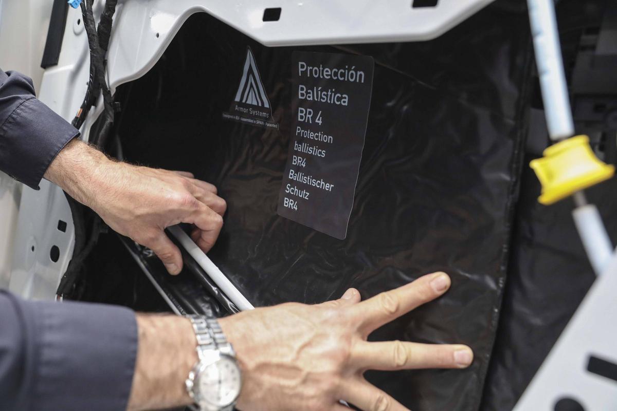 Colocación de pieza de blindaje en la puerta de un vehículo