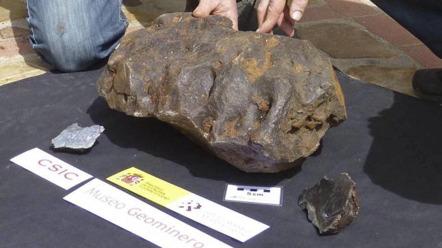 Los asombrados vecinos muestran el meteorito.