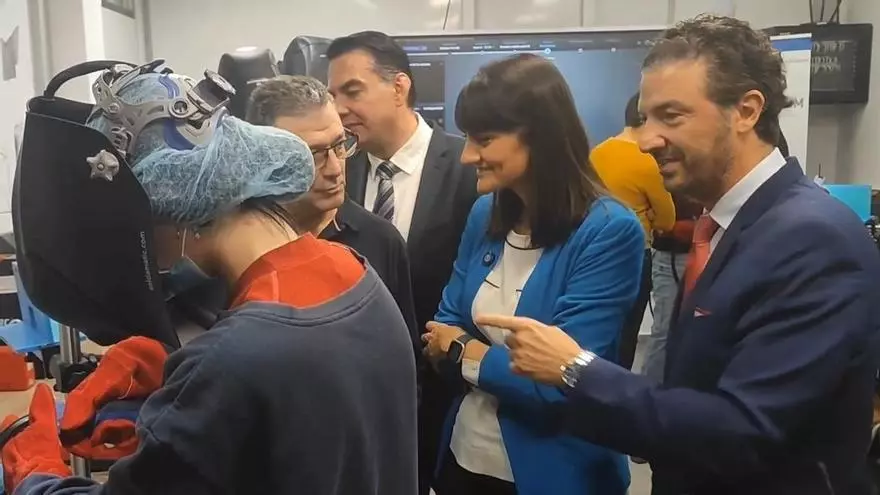 Alumnos de la Fremm muestran la ayuda de la digitalización para formarse en soldadura.