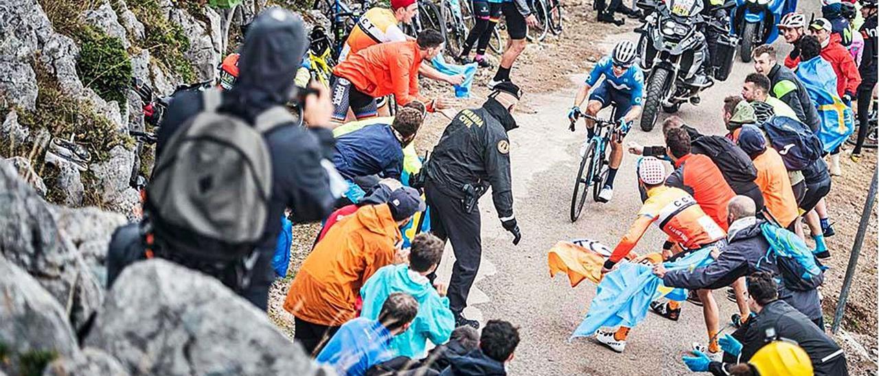 El ciclista Miguel Ángel López, rodeado de público, encabezando la subida al Gomoniteiru de la Vuelta a España, el 2 de septiembre. | La Vuelta / Unipublic