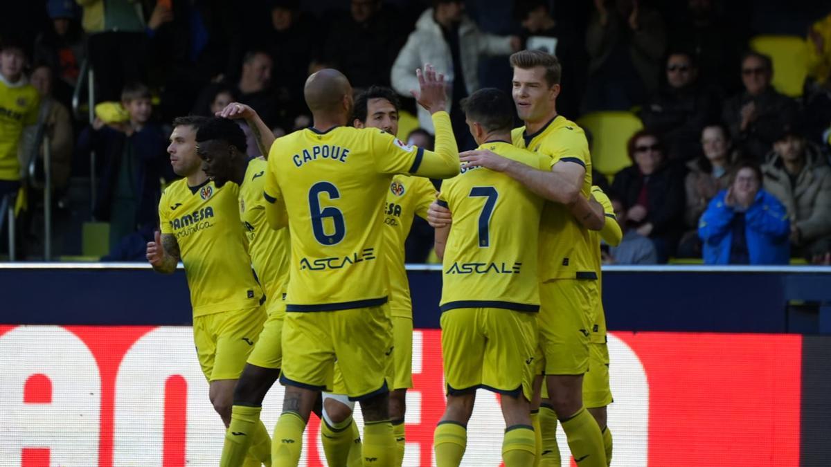 Los jugadores del Villarreal celebran el tanto de Sorloth.