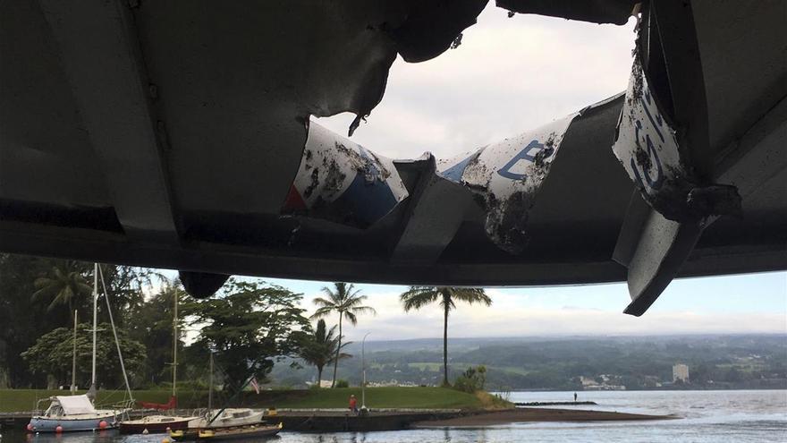 Una bomba de lava cae en un barco turístico de Hawái y deja 23 heridos