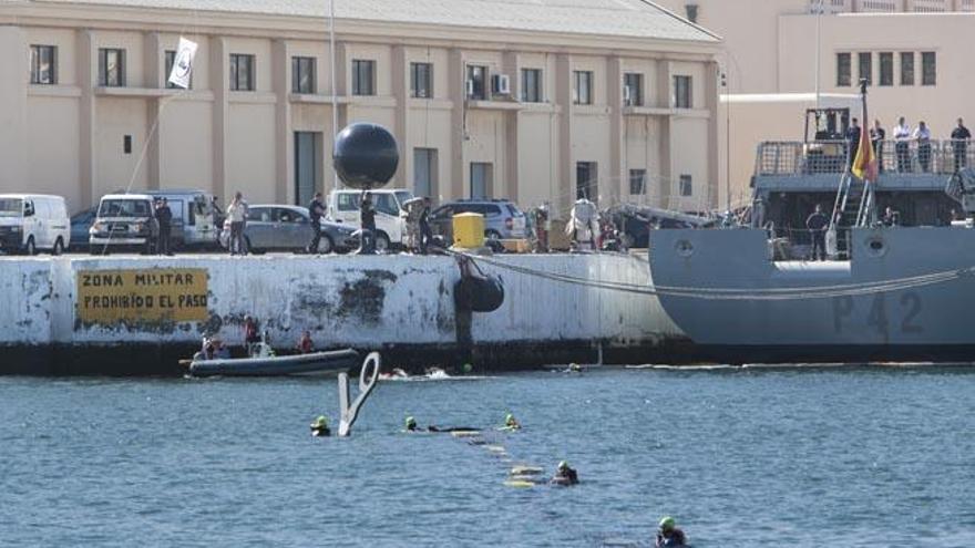 Trece activistas nadan hasta la Base Naval contra el gasto militar