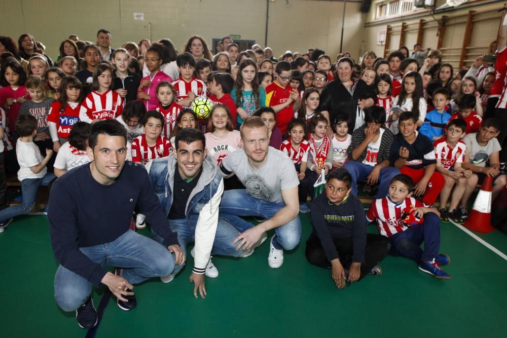 Visita de jugadores del Sporting al Colegio Miguel de Cervantes