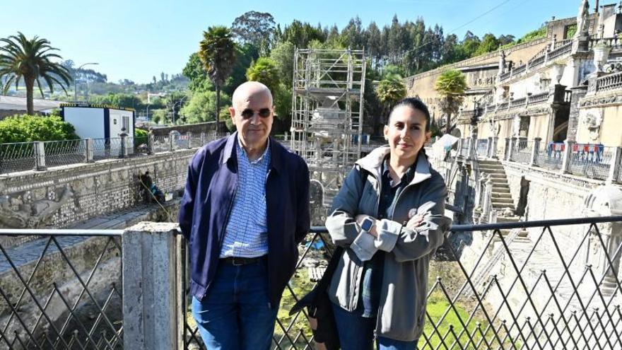 Xan Casabella y Uxía Aguiar y el templete del estanque al fondo.  |  // TORRECILLA.