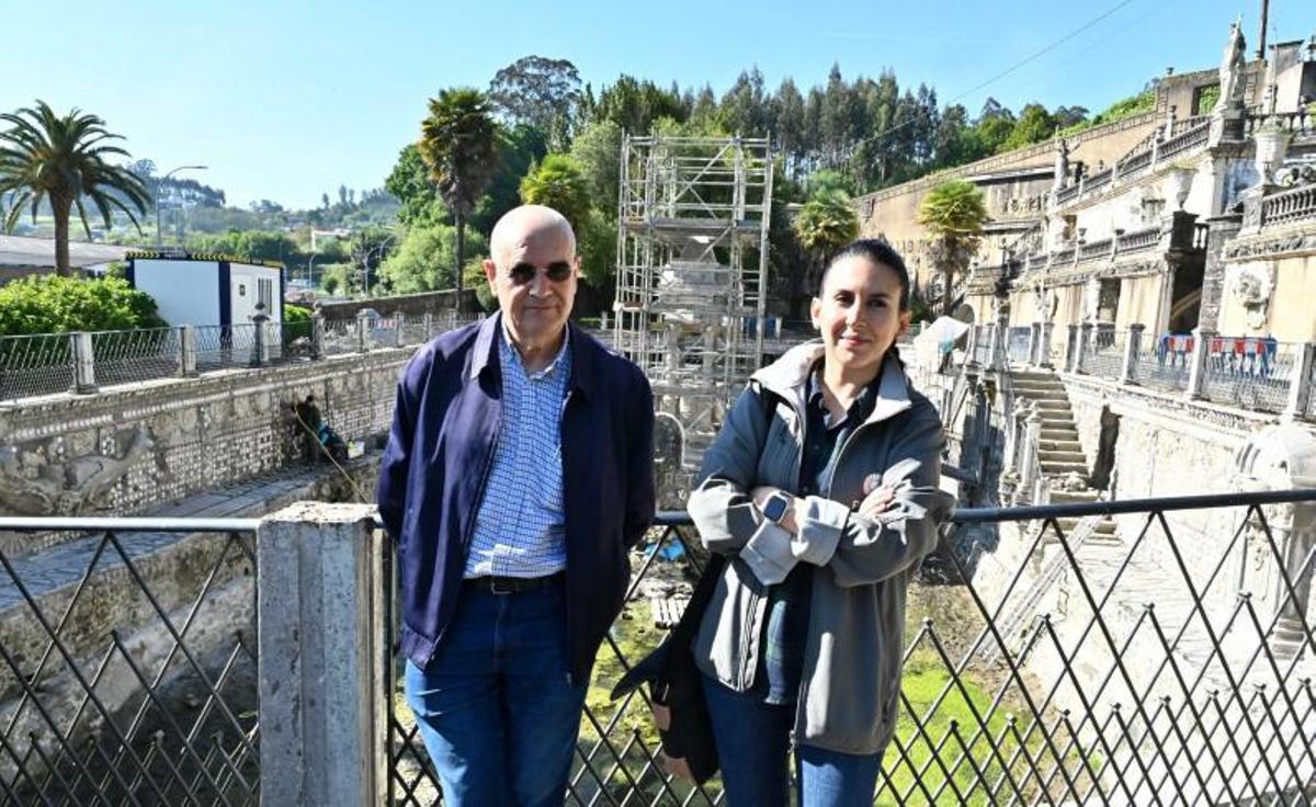Xan Casabella y Uxía Aguiar y el templete del estanque al fondo.  |  // TORRECILLA.