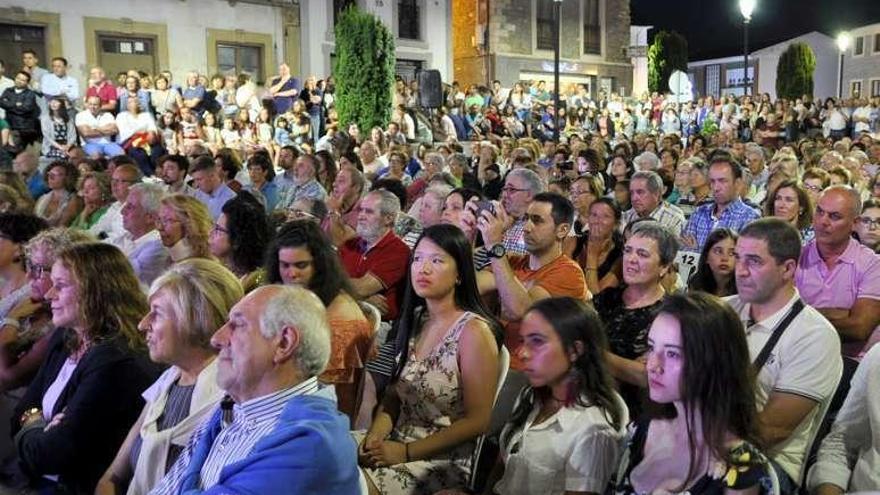 El público que abarrotaba la plaza del Ayuntamiento.