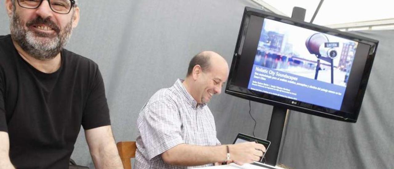 Juanjo Palacios, a la izquierda, y Javier Suárez Quirós, ayer, en el festival Arcu Atlánticu.