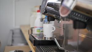 Archivo - La máquina de una cafetería prepara un café durante el primer día de la desescalada de la segunda ola del coronavirus, en una calle de Pamplona.
