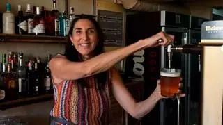 Trabajo real de Paz Padilla: de salir en prime time y presentar programas con audiencias millonarias a poner cervezas en un bar de playa