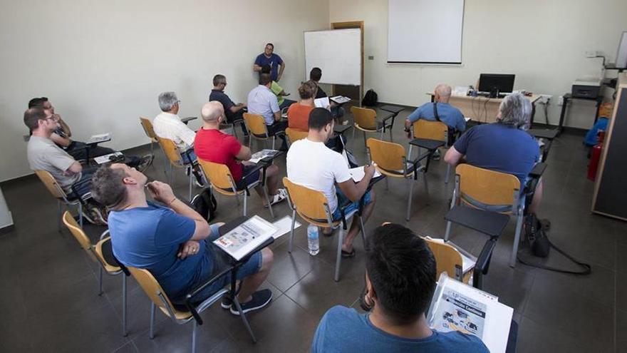 La escasez de conductores impulsa cursos para llevar camiones y autobuses