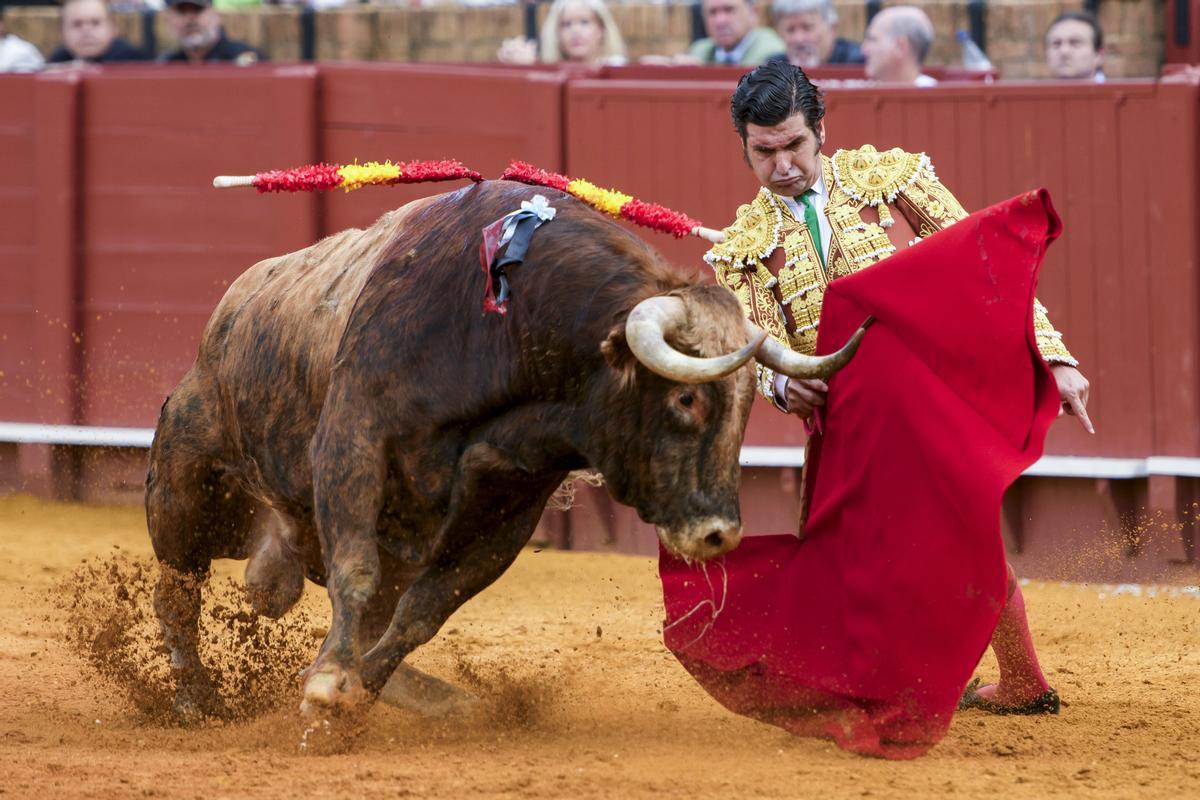 SEVILLA, 19/04/2024.- El diestro Morante de la Puebla con su primer toro de la tarde en el festejo de la Feria de Abril que se celebra este viernes en la Real Maestranza de Sevilla. EFE/ Raúl Caro