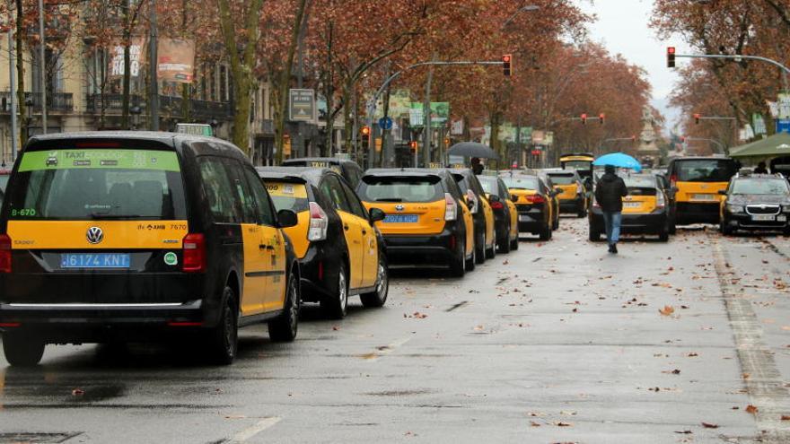 Taxis en vaga a la Gran Via de Barcelona