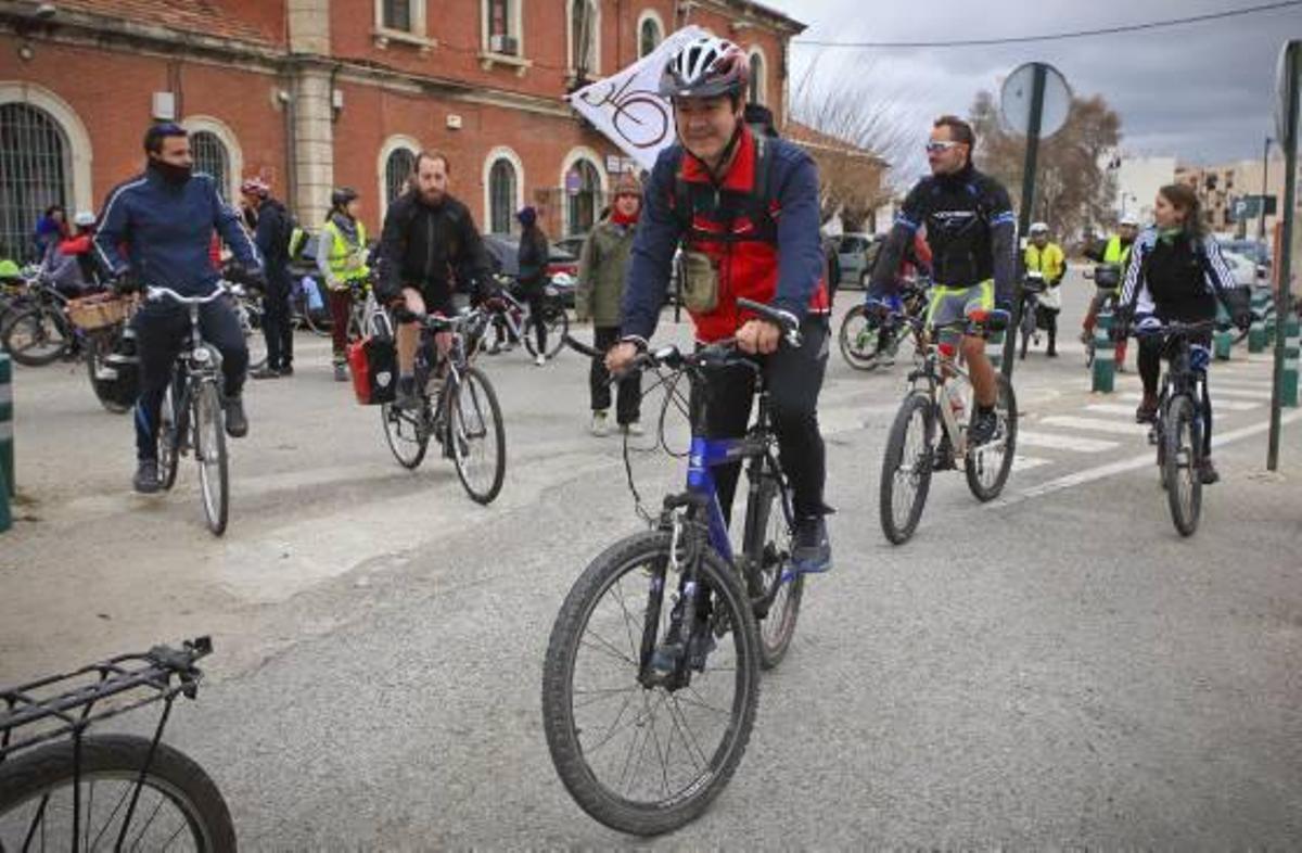 Varios ciclistas iniciando la marcha reivindicativa desde la estación del tren de Alcoy.