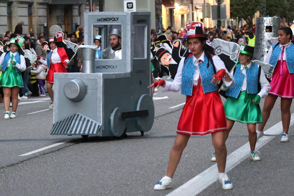 Vigo festeja su Entroido: el desfile de comparsas llena las calles