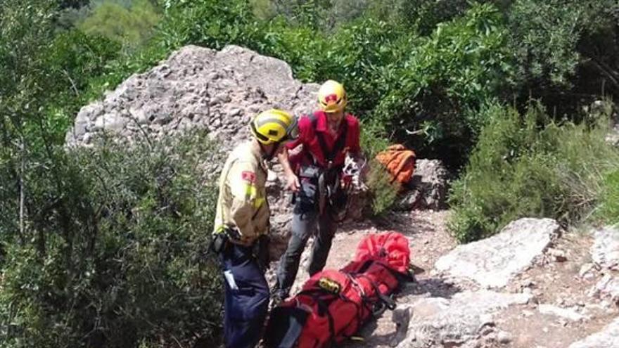 Bombers del GRAE rescatant l&#039;escalador ferit a Collbató