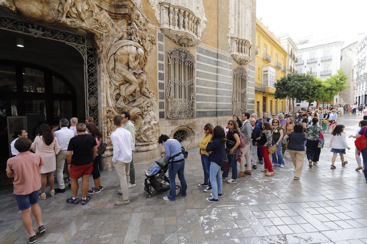 Cola para acceder al Museo de Cerámica en el Palau de Dos Aigües.