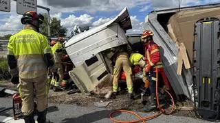 Un camionero queda atrapado durante dos horas tras volcar en la M-407 a la altura de Leganés