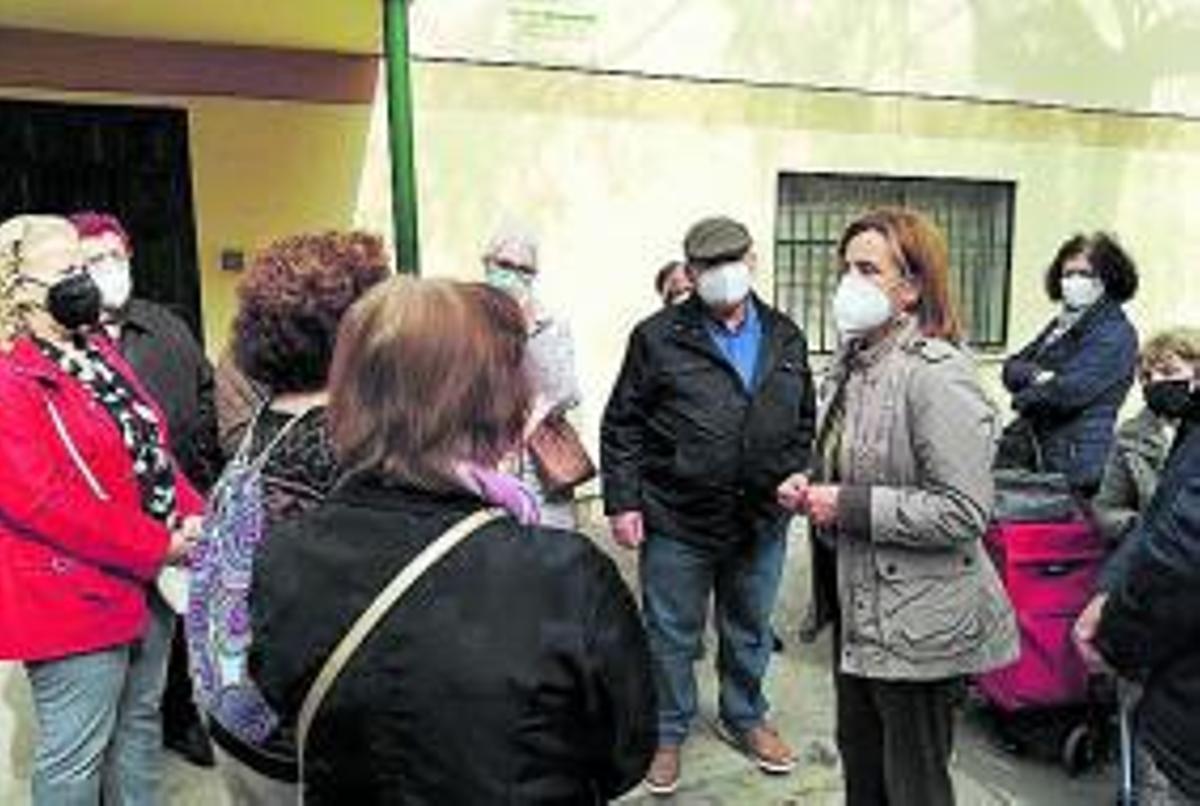 La concejala socialista Begoña Medina, en un anterior encuentro con los usuarios del centro.