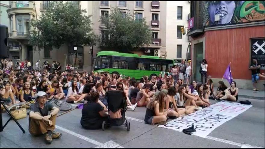 Unes 200 persones tallen el trànsit en suport a la víctima de la presumpta violació en grup a Manresa