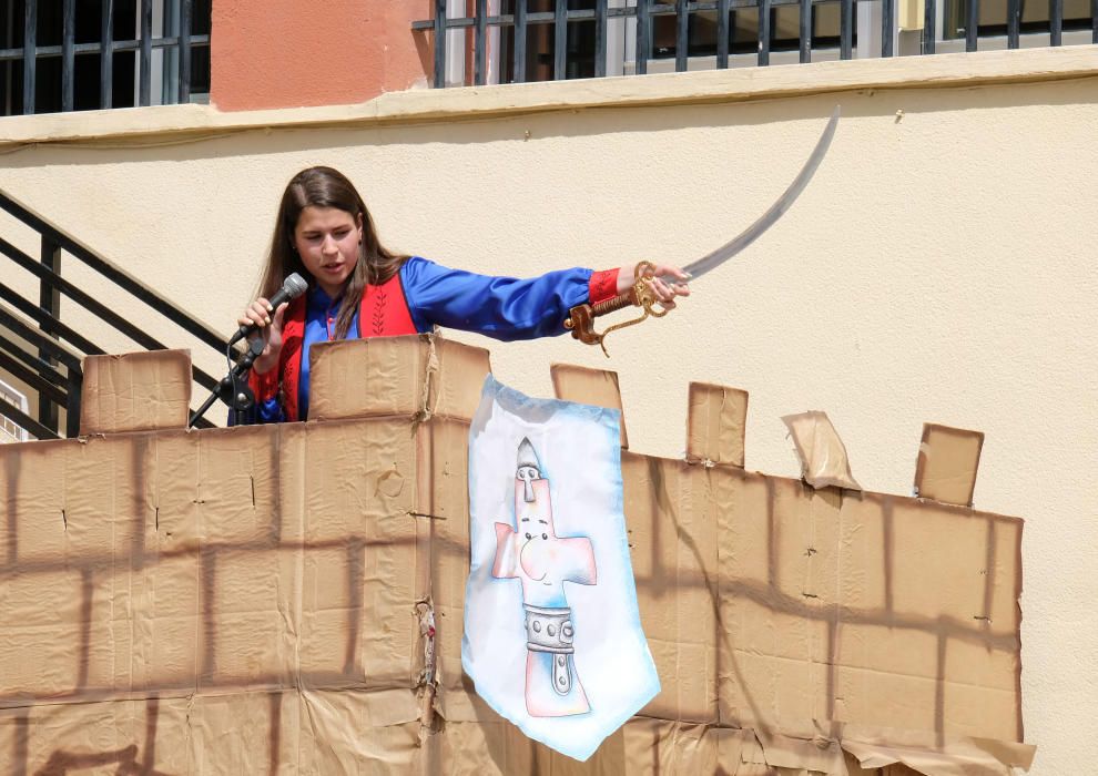 Los centros educativos de la ciudad acostumbran a dedicar la mañana del primer día de fiestas a recrear los actos más emblemáticos