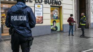 GRAF7598. ZARAGOZA, 16/03/2020.- Un policía pregunta a un hombre sobre el motivo de su estancia en la calle. Las Fuerzas de Seguridad han impuesto 42 sanciones en Zaragoza y 3 en Huesca por incumplimientos de las medidas de confinamiento. Aragón, al igual que el resto de España, vive este lunes su primer día laboral de aplicación del decreto de alarma, que supone entre otras medidas la restricción de la movilidad. EFE/Javier Cebollada