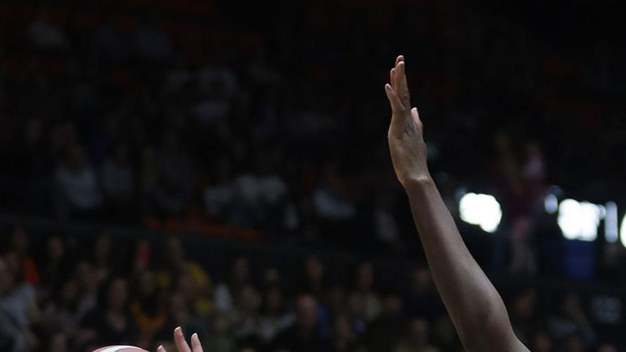 Romero entra a canasta ante Perfumerías Avenida. | M. A. POLO/VALENCIA BASKET