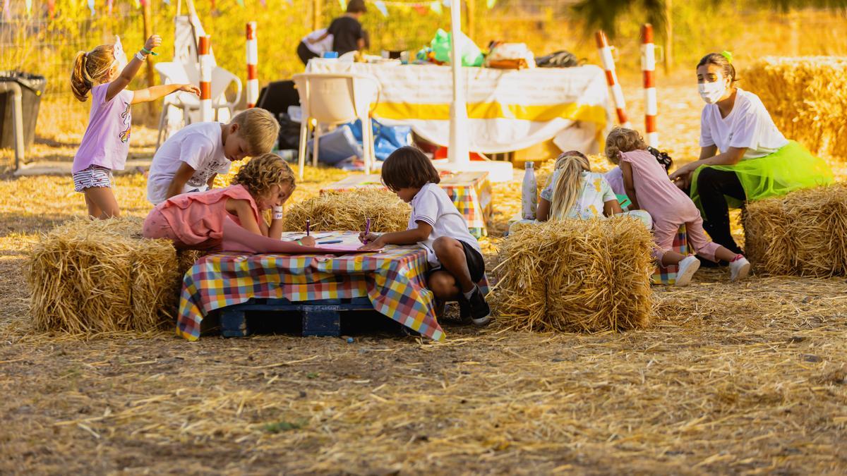 Niños realizando actividades en El Pinar Market&amp;Fest